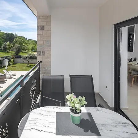 Apartment 1 Bedroom Lovely In *